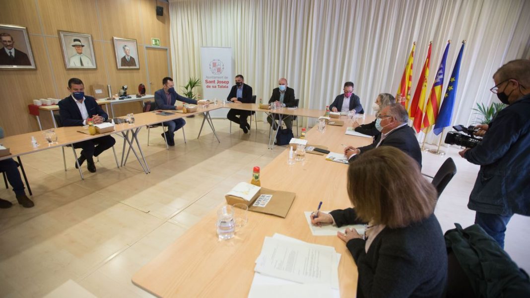 Council of Mayors held in Sant Josep. Vicent Marí