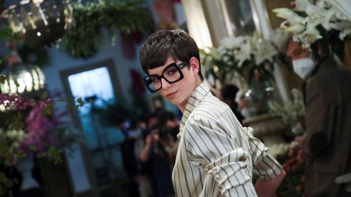 Juanjo Oliva's interchangeable garments to enrich women's wardrobes. Juanjo Oliva's interchangeable garments to enrich women's wardrobes.