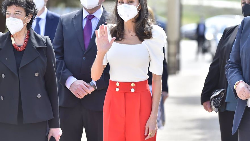 Queen Letizia resorts to red and white for a youthful look