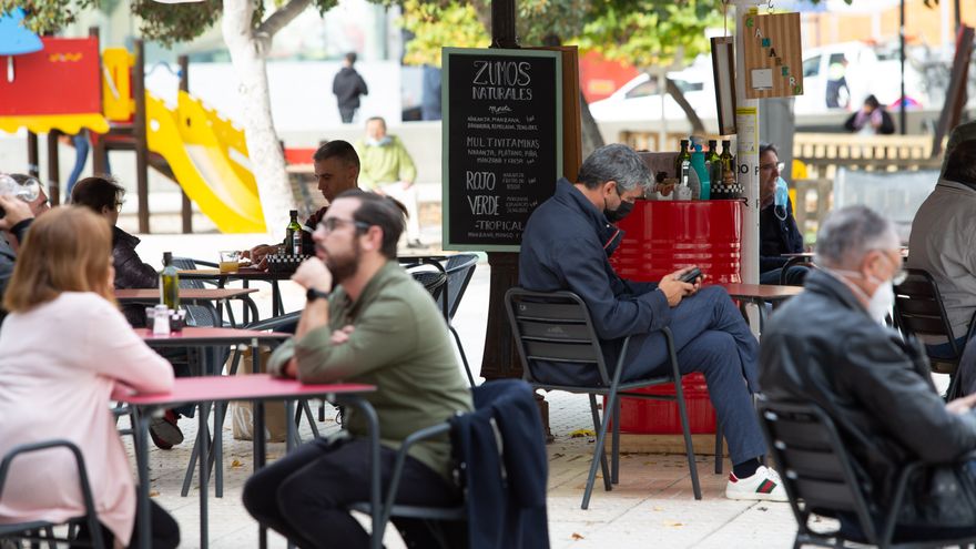 Government maintains interiors of bars closed with minimal changes to restrictions