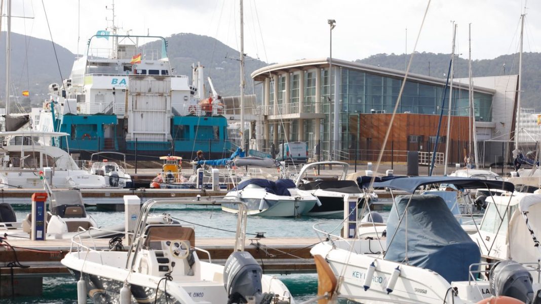 Tuna boats fishing in Ibiza anchor in the Sant Antoni Posidonia meadow, according to a complaint