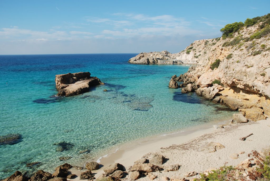 El islote de Sa Sabata en Cala Tarida. Imaginario de Ibiza. Xescu Prats. Dominical 16 de agosto de 2020. 1 – Diario de Ibiza News