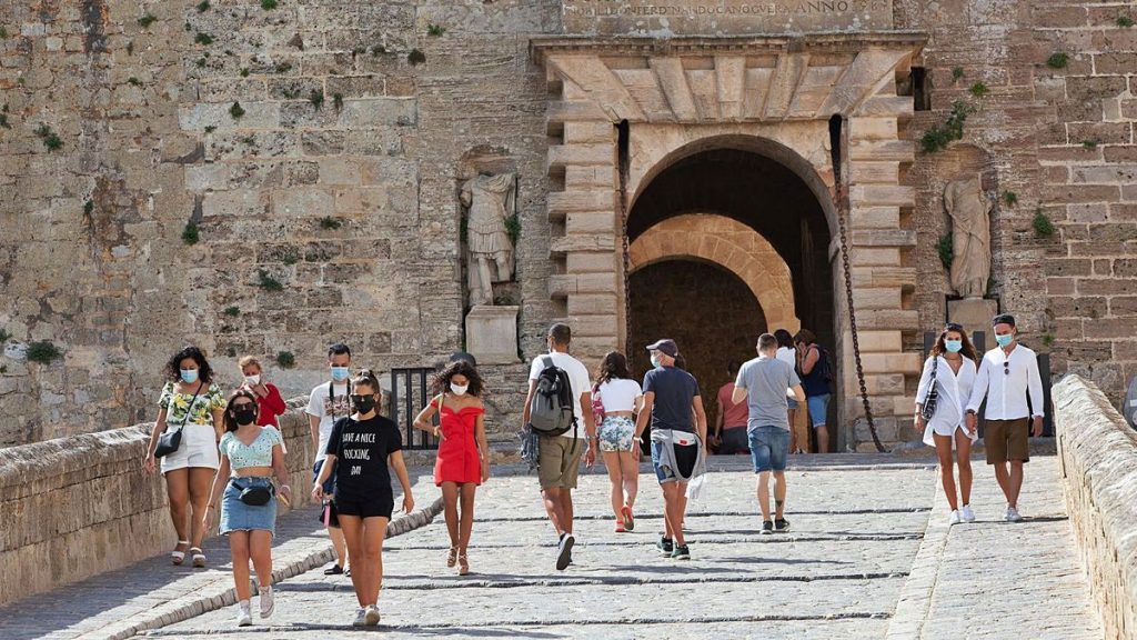 Tourists at the Portal de ses Taules in Dalt Vila in September last year. Vicent Marí