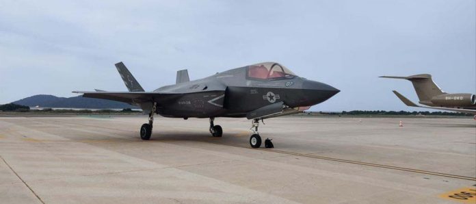 Difficult landing and flat tyre brought F35 BS fighter to Ibiza Difficult landing and flat tyre brought F35 BS fighter to Ibiza