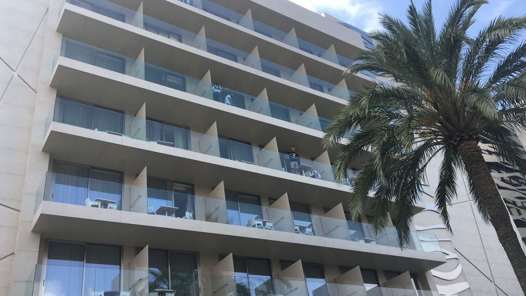 Gender violence in Ibiza: Police believe man threw young woman from balcony then committed suicide