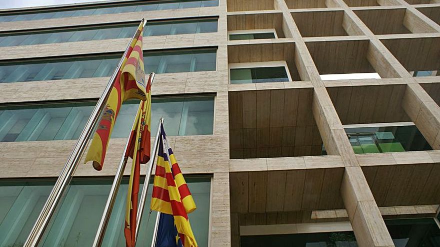 The Consell de Ibiza distributes three million euros in aid among 668 companies