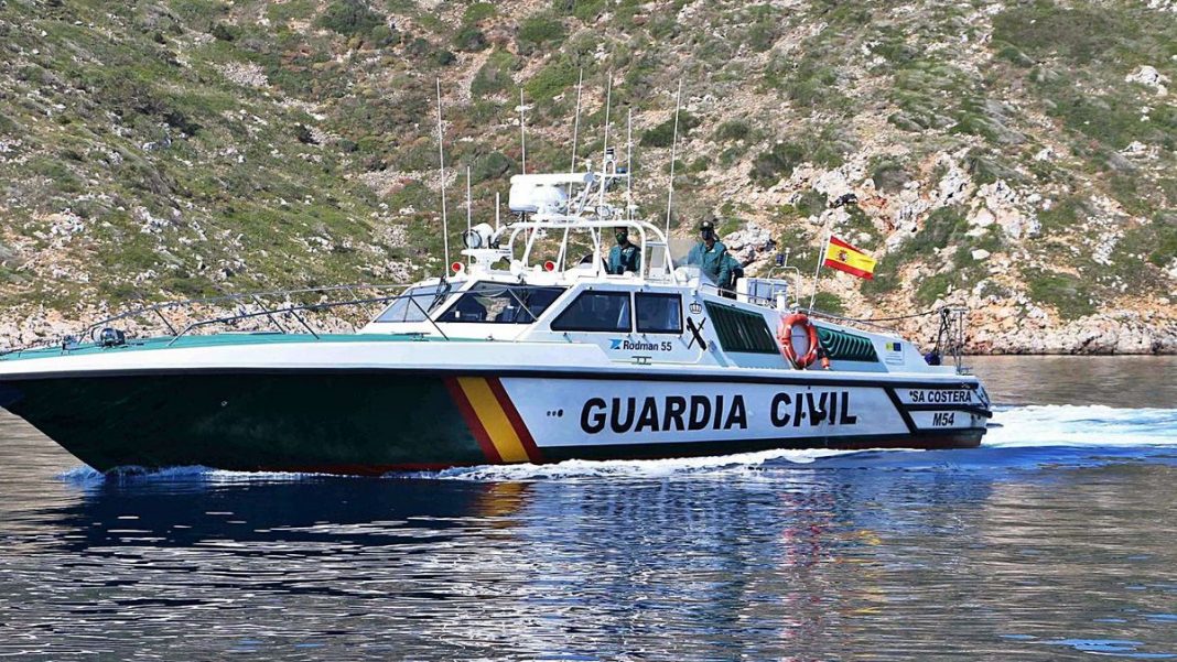 Five castaways spend the night in Ibiza tied to rocks before being rescued after sailboat sinks