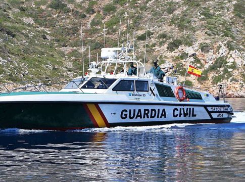 Five castaways spend the night in Ibiza tied to rocks before being rescued after sailboat sinks