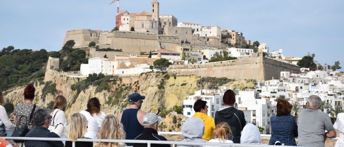 The ferry line between the Pitiusas Islands loses 329,739 passengers from January to August