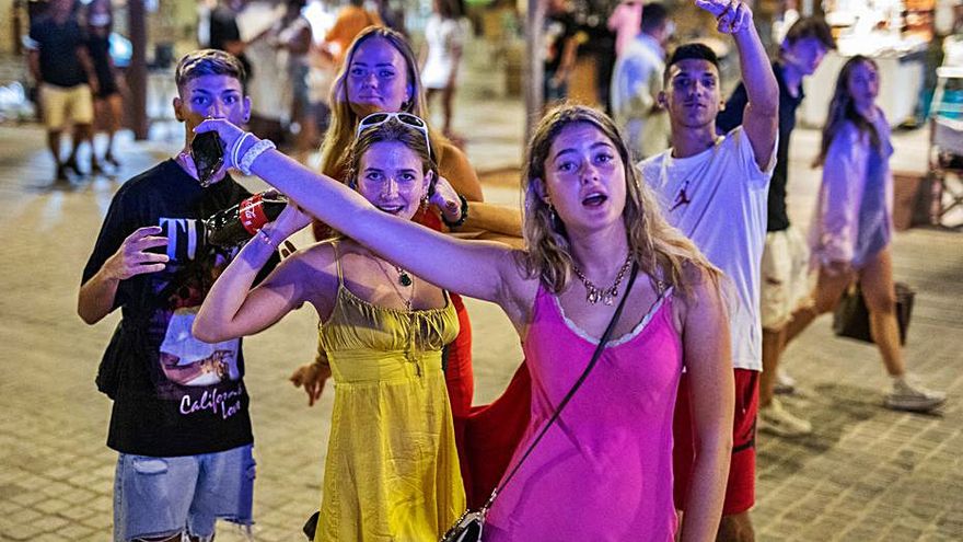 crowds and parties every day in the port of ibiza after the closure of the bars – Diario de Ibiza News
