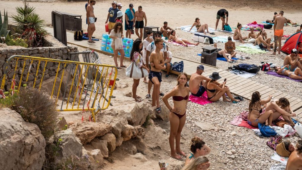 Hours Of Queuing To Bathe On A Beach In Ibiza 0 &Ndash; Diario De Ibiza News