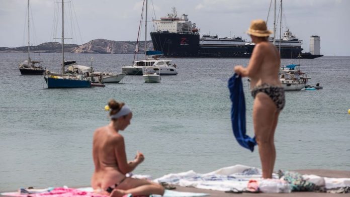 Cargo ship 'Red Zed 1' arrives in Ibiza with the two ferries acquired by Trasmapi after 59 days and 19,000 kilometers