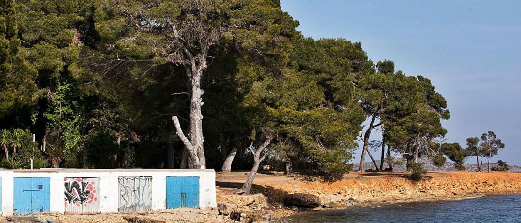 Guardia Civil looking for naked and masked stalker on Ibiza beach