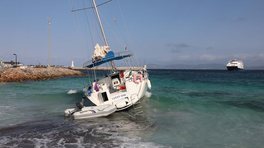 Maritime Rescue helicopter rescues eight people in Formentera