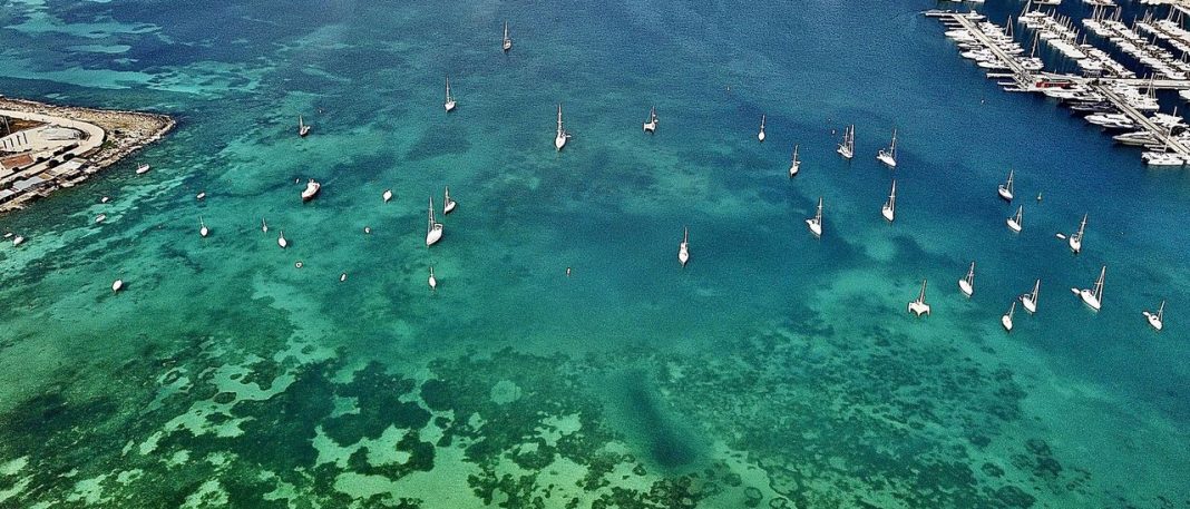 More than a thousand liters of diesel oil dumped in the bay of Sant Antoni