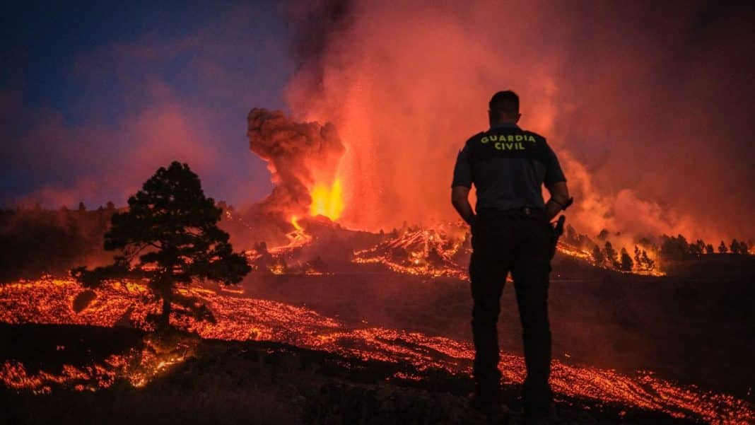 Eruption on La Palma: a dawn of rooftops and blankets