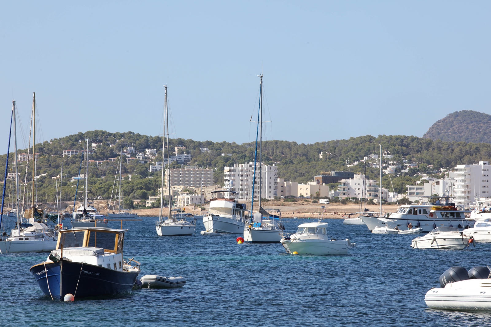 An average of one hundred boats anchor daily in the bay of Sant Antoni this summer