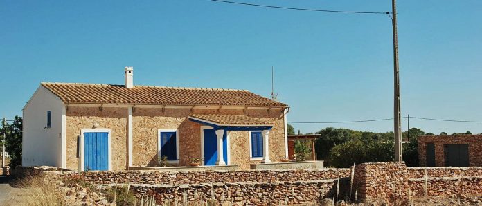 The houses of Formentera, a refuge on the plains