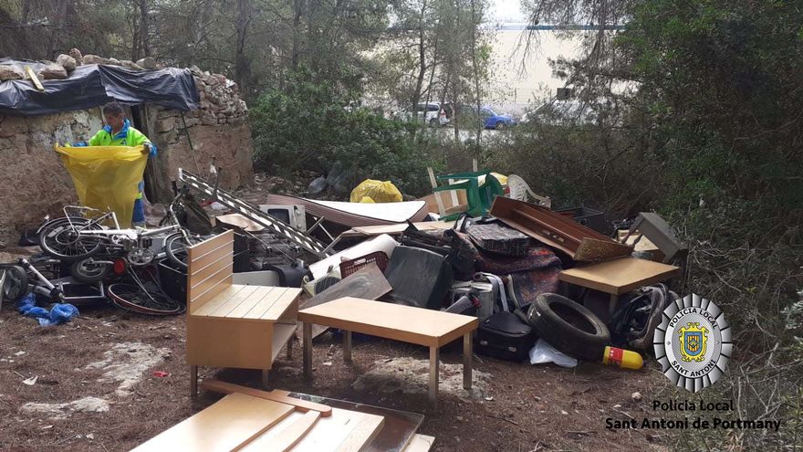 Illegal settlement with more than 1,500 kilos of accumulated waste cleared in Ibiza
