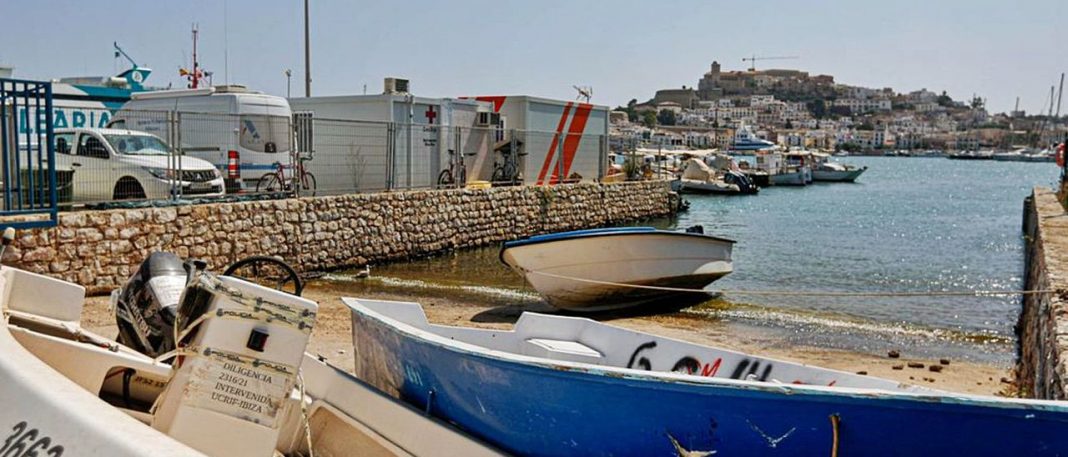 Three pregnant women and at least six minors arrive on boats in the Pitiusas Islands