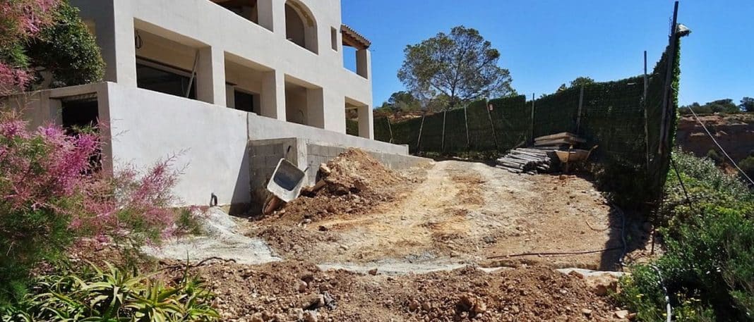 Ministry of Environment imposes 324,000€ fine for illegal works on two villas in Porroig