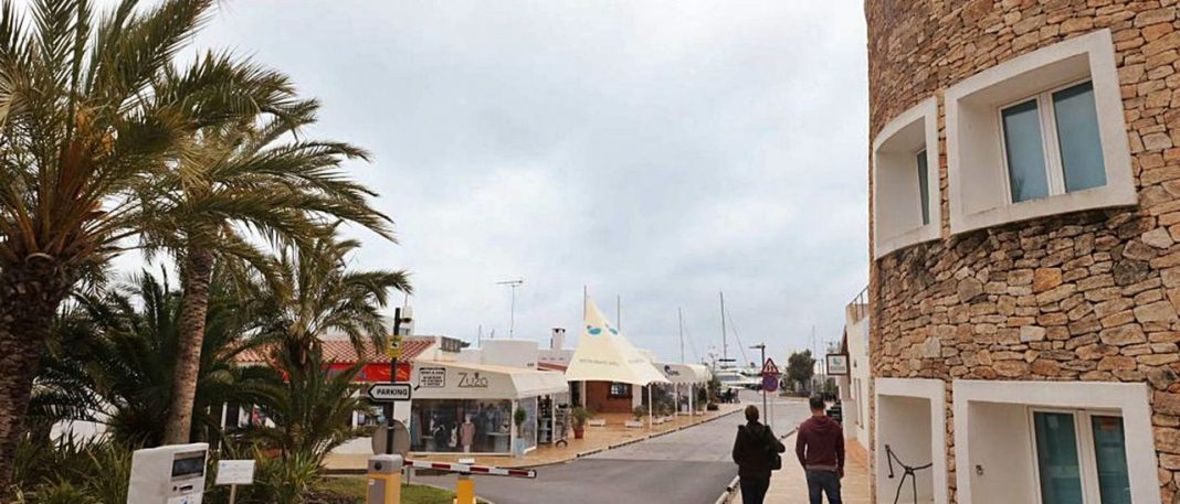 Santa Eulària wants to prevent bars and nightclubs from opening in the port