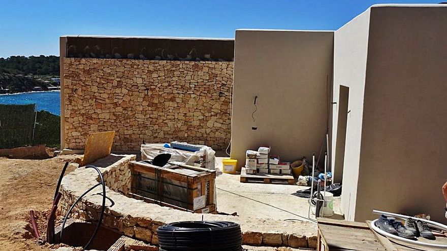 Ministry of Environment imposes  324,000€ fine for illegal works on two villas in Porroig