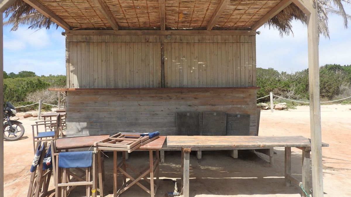 A kiosk on Migjorn beach closed during the pandemic in May 2020. C.C. – Diario de Ibiza News Formentera's eight beach kiosks to be dismantled on December 31st