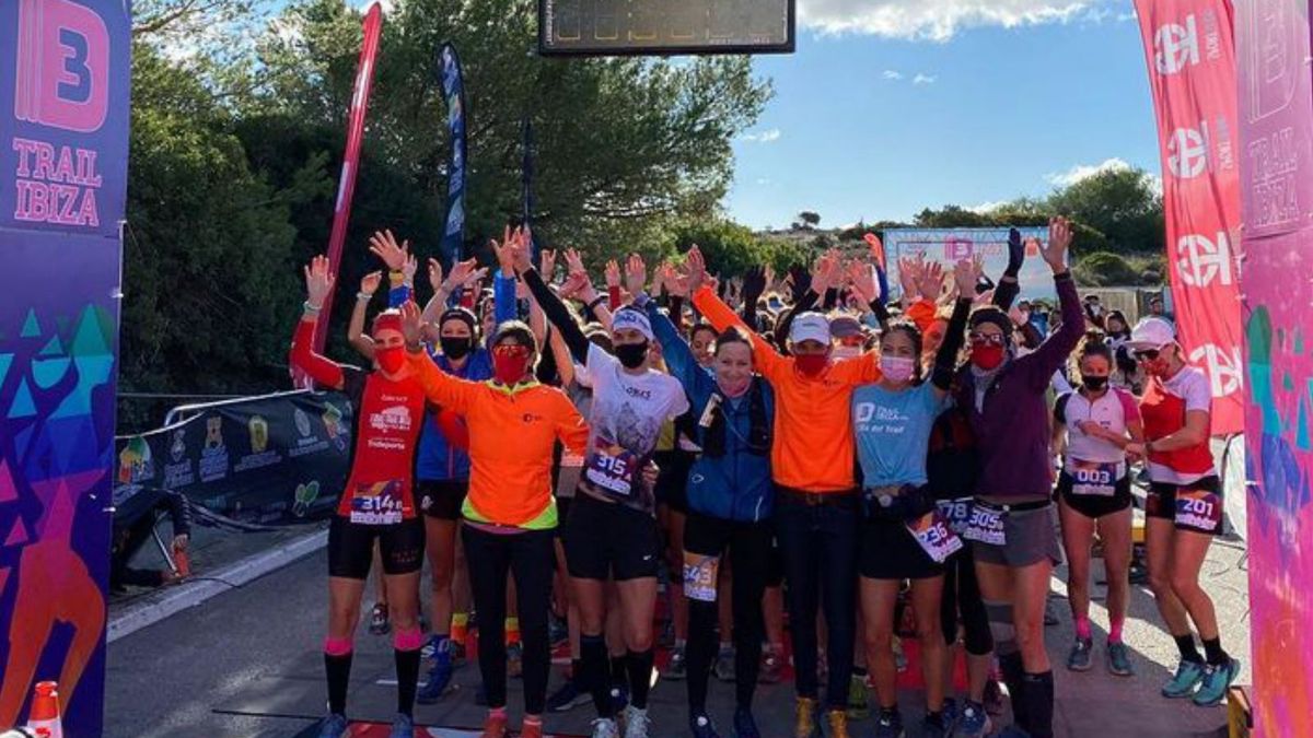 Moments before the start of the womens category on the right two runners. C.URREA – Diario de Ibiza News Yoel de Paz and Júlia Font put the icing on the 3 Days Trail