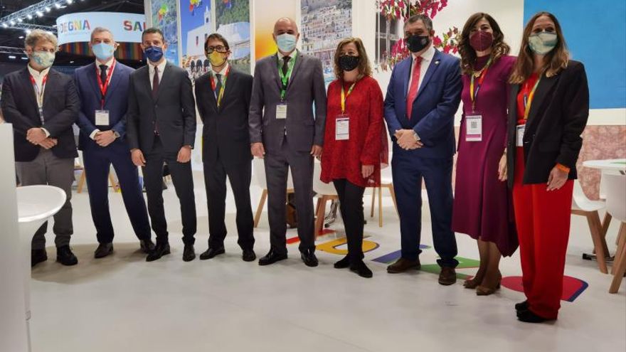 Vicent Mari and Francina Armengol together with other island authorities yesterday in London. D. I. – Diario de Ibiza News British tourist bookings for 2022 in Ibiza similar to pre-covid figures