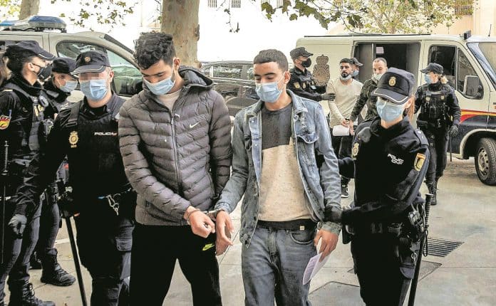 Judge sends 12 migrants arrested for airport escape to prison Judge sends 12 migrants arrested for airport escape to prison