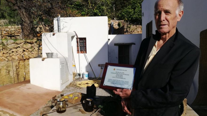 The best honey in the Balearic Islands tastes of carob from Ibiza