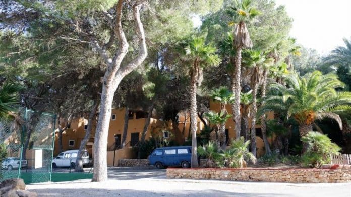 Another 25 squatters leave the Punta Arabí Club on the final day of the event Another 25 squatters leave the Punta Arabí Club on the final day of the event