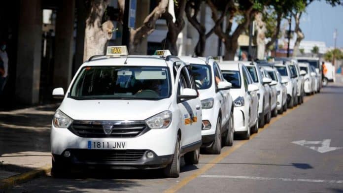 Taxis in Ibiza: "We are forced to stop the taxi a total of 24 out of the 180 best days of the year."