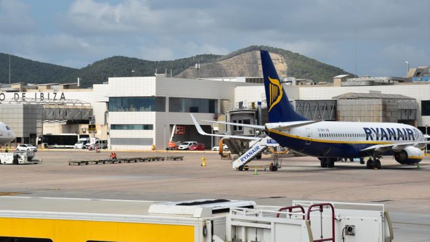 The director of Ibiza's airport terminal encourages 