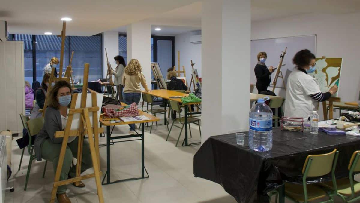 The Fashion Association starts art and sewing courses in Ibiza