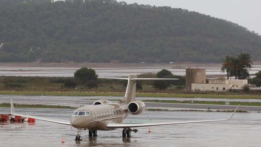 During July, private jet traffic in Ibiza increases, with over a hundred flights each day