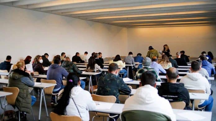 Obtaining taxi driver's credentials on Ibiza to "Earn more and get out of the hotel business" Obtaining taxi driver's credentials on Ibiza to "Earn more and get out of the hotel business"