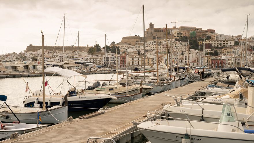 Ibiza Yacht Club denounces the danger of floating pontoons