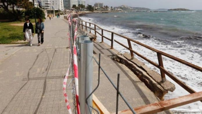 Start of the 2022 season on Ibiza: Platja d'en Bossa welcomes tourists with the promenade unrepaired 5 months on