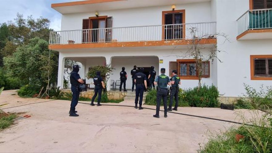 The eviction of the squatted house owned by Sant Antoni where parties and cockfights were held