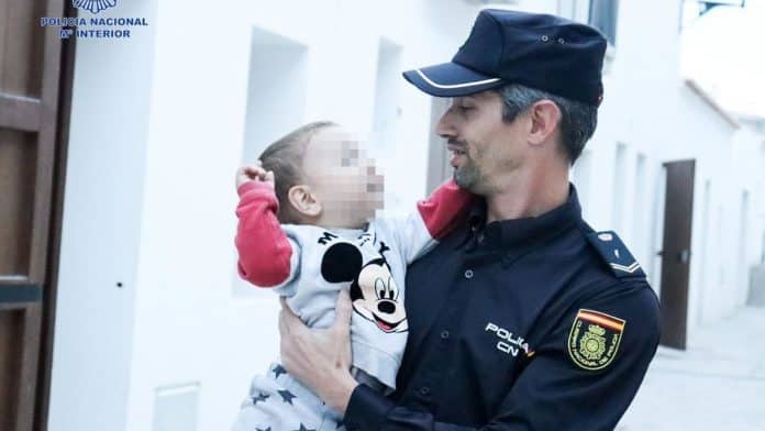 Off-duty Ibiza Policía Nacional officer saves choking baby's life