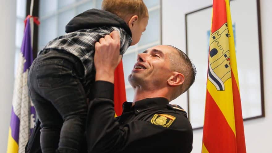 Policía Nacional officer saves baby on Ibiza: 