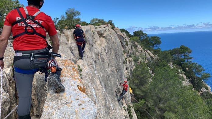 Young man rescued after falling into sea from a 12-meter cliff on Ibiza