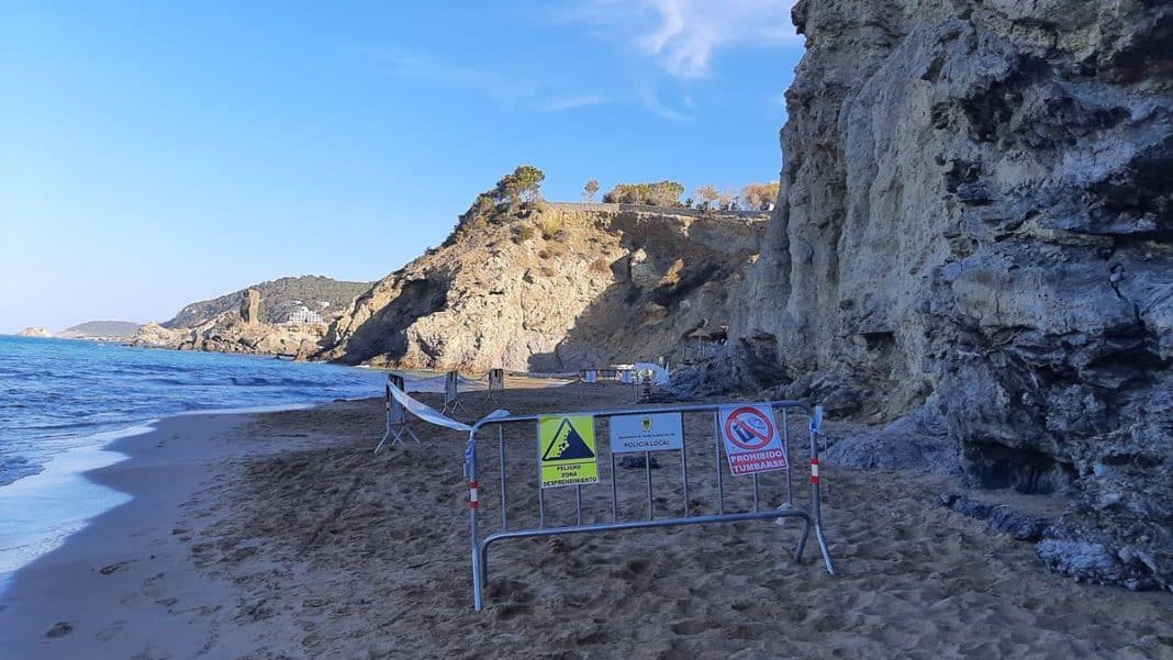 Beaches on Ibiza: Santa Eulària fences off part of s'Aigua Blanca due to risk of landslides