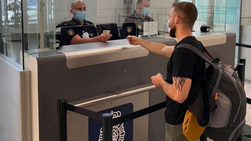 Passport control at Ibiza airport reinforced with almost 100 Policía Nacional officers