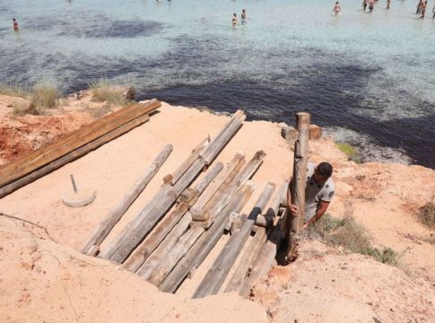 Formentera's beach kiosks finally begin setting up