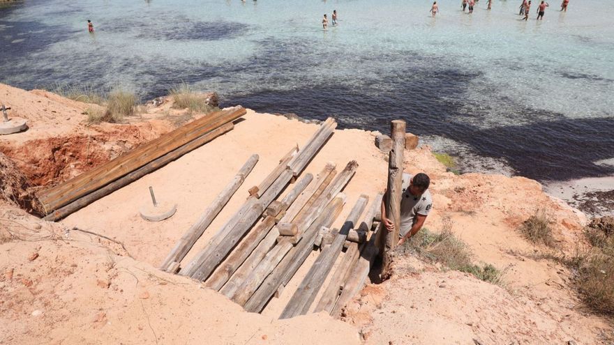 Formentera's beach kiosks finally begin setting up