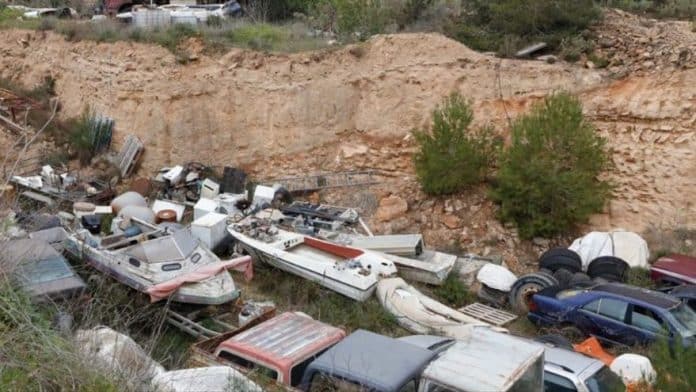 Owner of illegal scrapyard in Cala Tarida convicted for threatening a councilwoman Owner of illegal scrapyard in Cala Tarida convicted for threatening a councilwoman