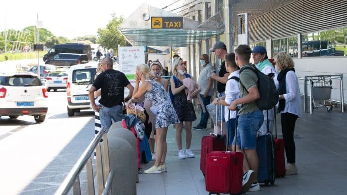 UK tourists complain about lack of taxis on Ibiza to the press back home